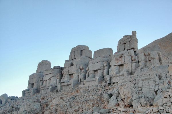 Nemrud Daği, Eastern terrace, Statues on a platform