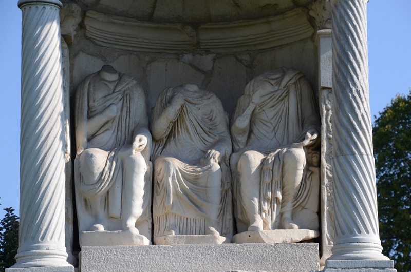 Šempeter, Mausoleum of the Spectatii, Statues