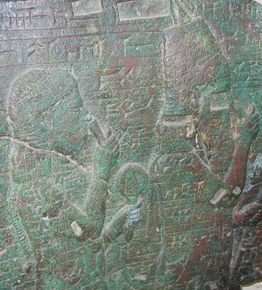 Esarhaddon och hans mor deltar i restaureringen av Babylon